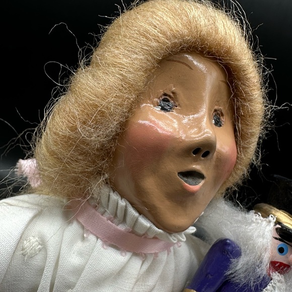 Byers’ Choice Retired Caroler Marie & Book Treasury of Carolers. - Picture 6 of 10